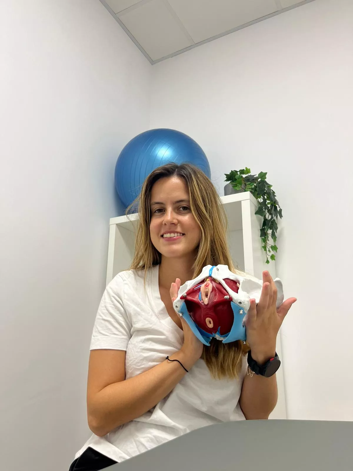 Formación y trayectoria de Claudia Marcos, fisioterapeuta en Málaga